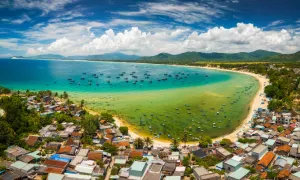 Làng chài hoang sơ quanh Mũi Vi Rồng