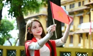 Nô nức chụp ảnh với áo dài trước Lăng mừng Quốc khánh Nô nức chụp ảnh với áo dài trước Lăng mừng Quốc khánh