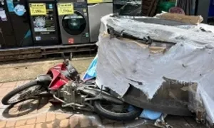 Cuộn thép hàng chục tấn rơi xuống đường đè bẹp xe máy Cuộn thép hàng chục tấn rơi xuống đường đè bẹp xe máy