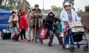 Dòng người xếp hàng chờ nhận thực phẩm hỗ trợ ở California